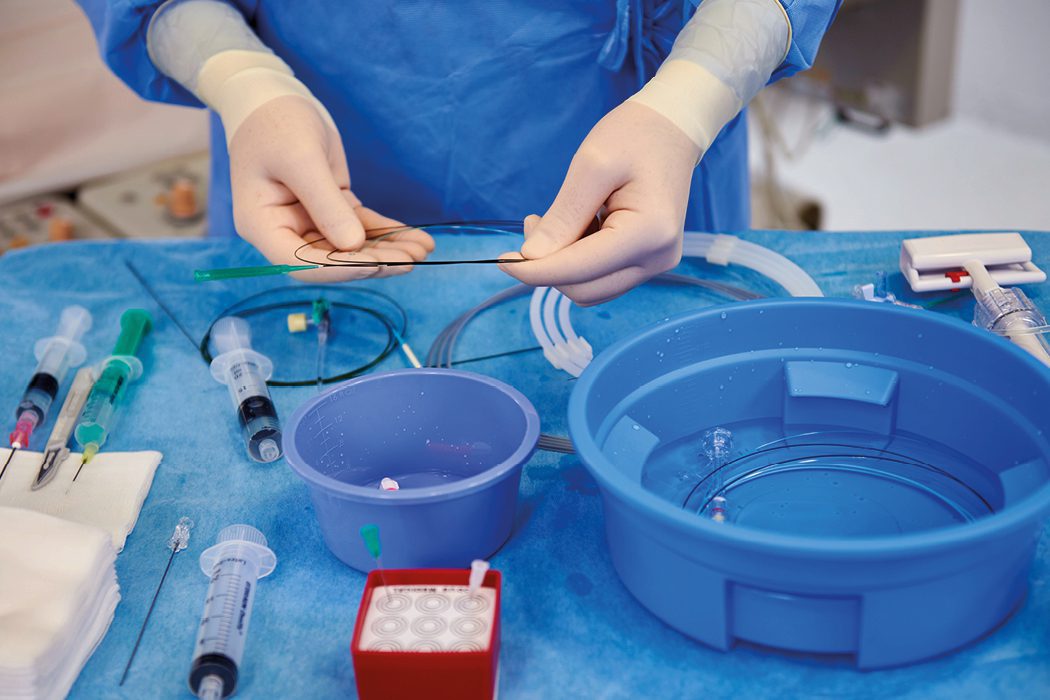 Blick auf Gefaesschirurgisches Material.