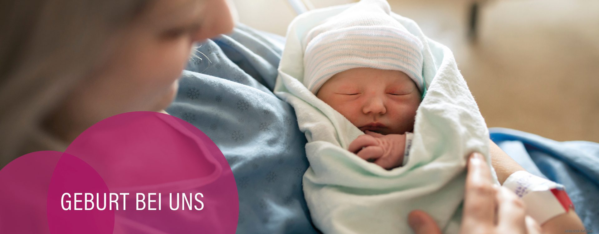 Mutter mit Neugeborenem auf der Brust, brombeerfarbene Kreise mit der Aufschrift Geburt bei uns