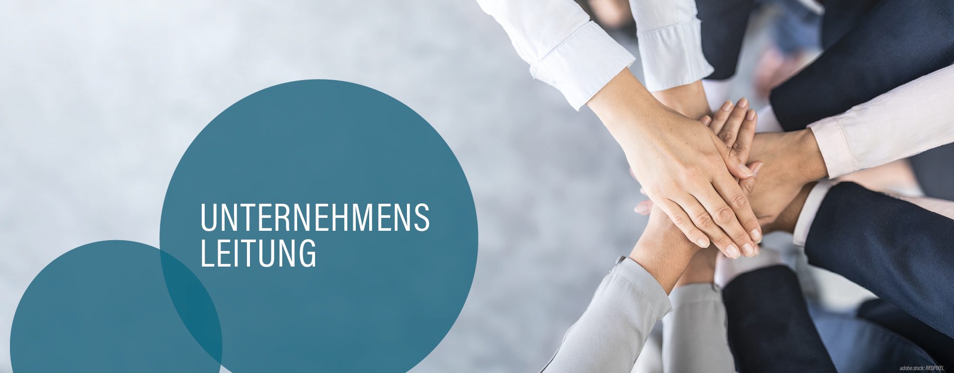 viele überkreuzte Hände, blaugraue Kreise mit der Aufschrift Unternehmensleitung