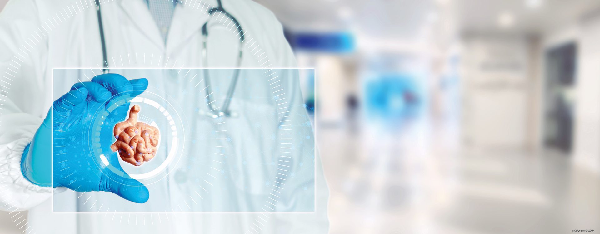 Person in Krankenhausarbeitskleidung zeigt mit der rechten Hand ein Hologram des menschlichen Darms.