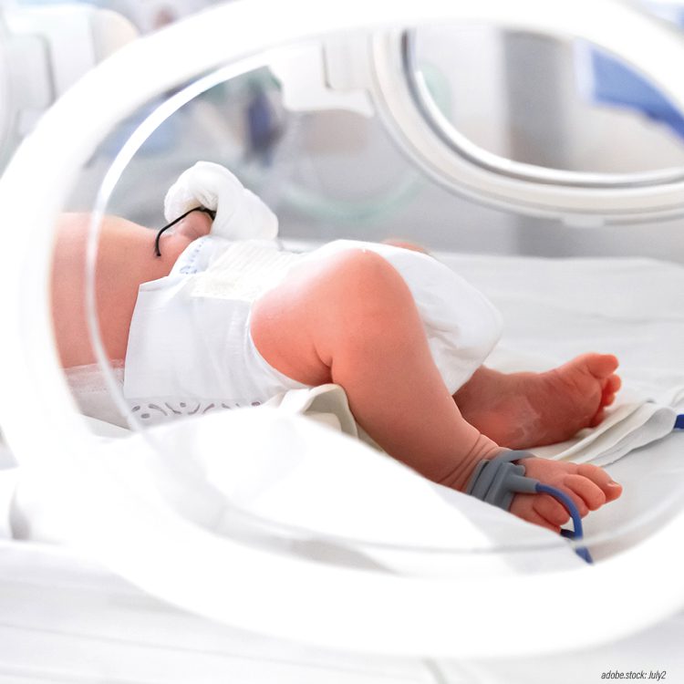 Neugeborenes im Wärmebett auf der Kinderintensivstation