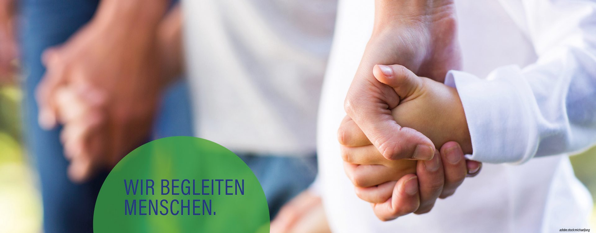 Menschenkette handhaltend, hellgrüner Kreis mit der Aufschrift wir begleiten Menschen