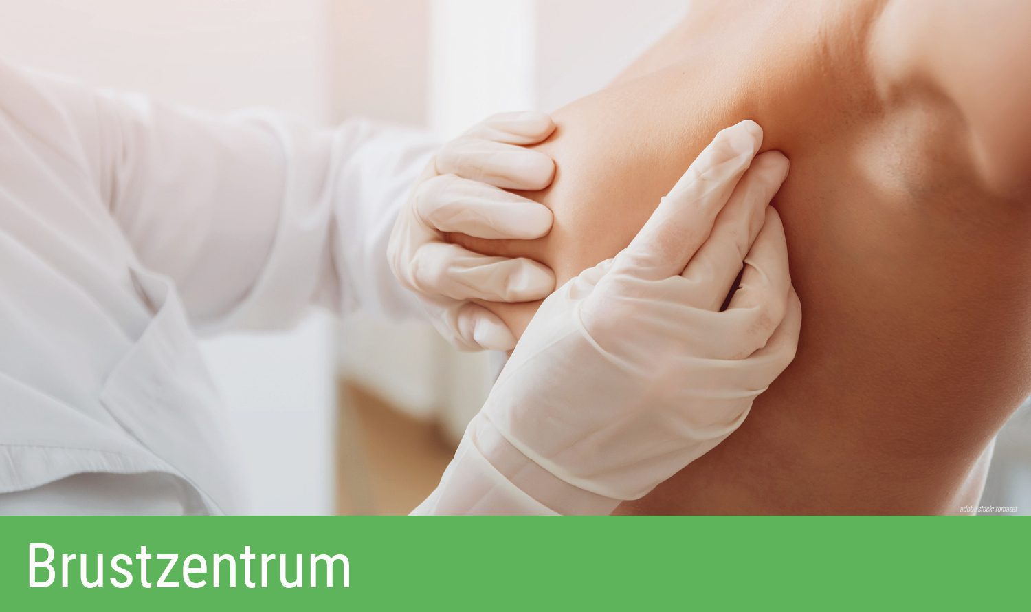 Behandschuhte Hände untersuchen eine weibliche Brust und die Achselhöhle. Grüner Balken am unteren Bildrand mit Aufschrift Brustkrebszentrum.