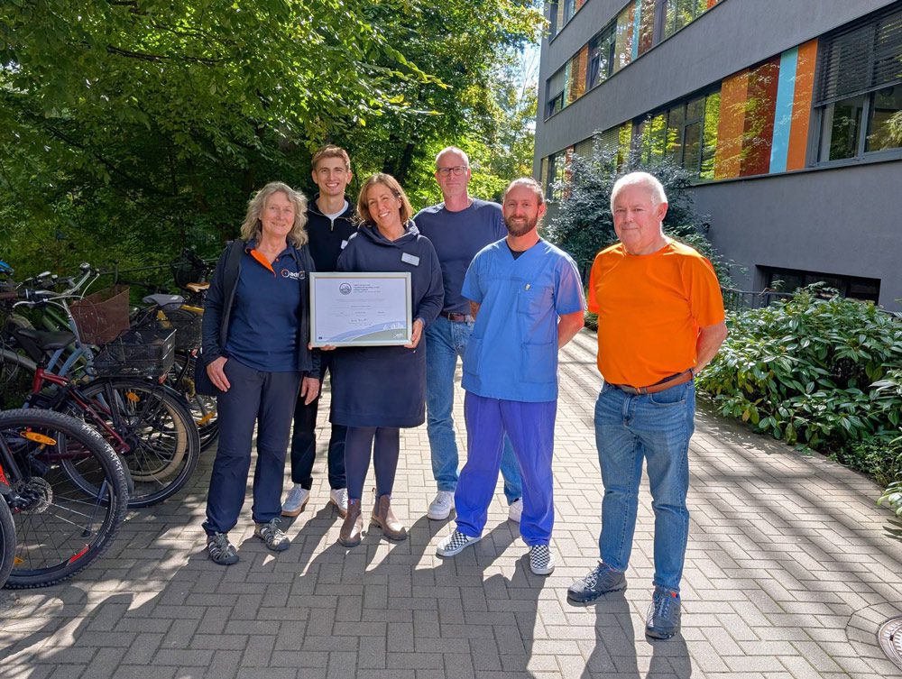 St. Bernward-Krankenhaus erhält Auszeichnung als fahrradfreundlicher Arbeitgeber - Mitarbeiter bei Zertifikatsübergabe